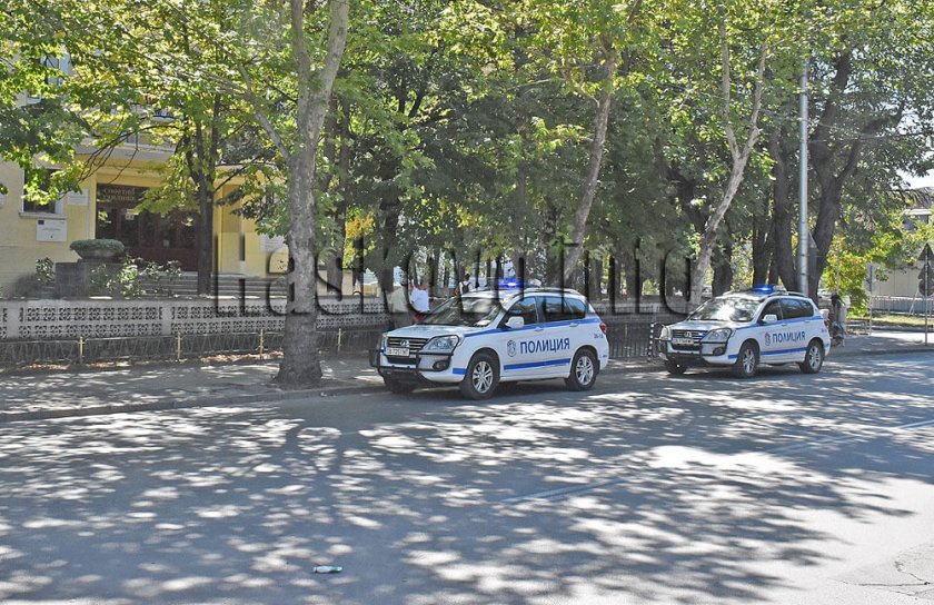 Ученик стреля с пистолет през прозорец на класна стая в Хасково