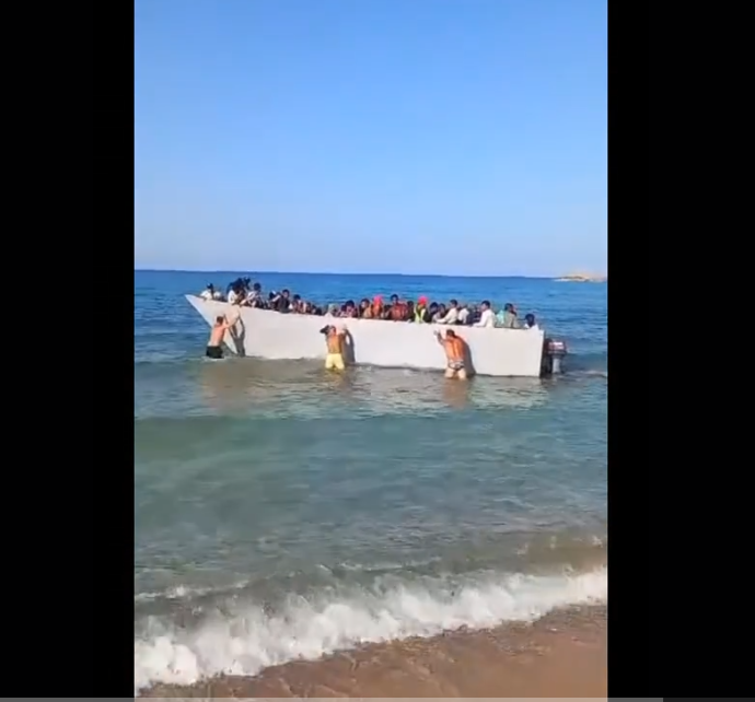Туристи в Гърция избутаха лодка с мигранти обратно в морето (ВИДЕО)