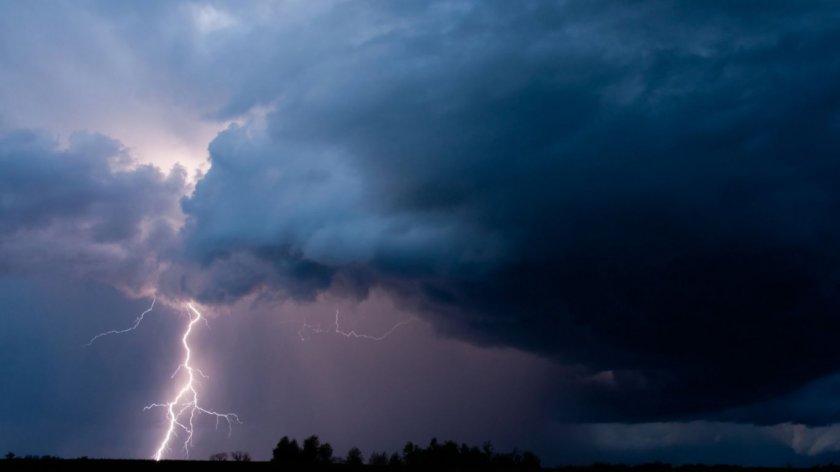 По движението на преминаващ студен атмосферен фронт валежна обстановка се