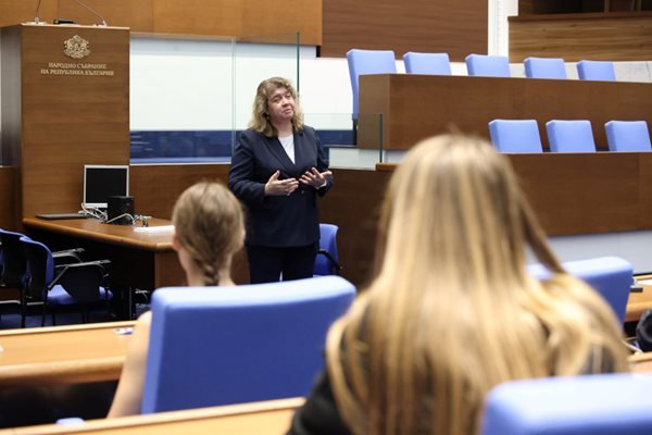 Киселова се наснима с българчета от Молдова