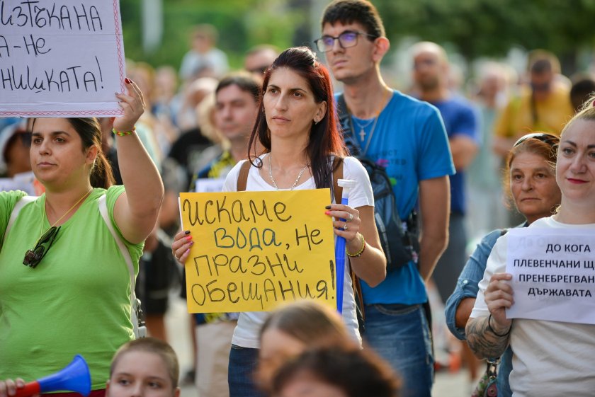 Масов протест срещу безводието блокира Плевен от всички страни