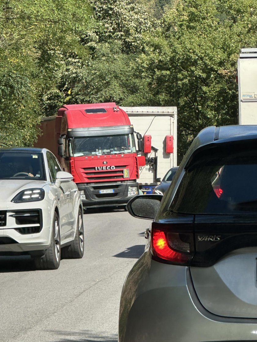 Аварирал тир край Панчарево блокира трафика към София 