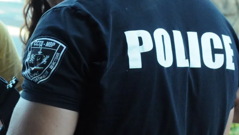 Полицай от Сливен простреля мъж със служебното си оръжие, по