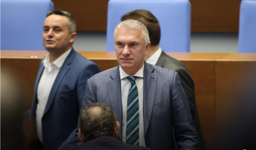 Парламентарната група на Ахмед Доган се стопи до 12 депутати.