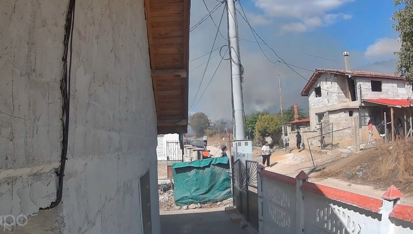 Пожар погълна две къщи в Суворово, околните са под заплаха (ВИДЕО)