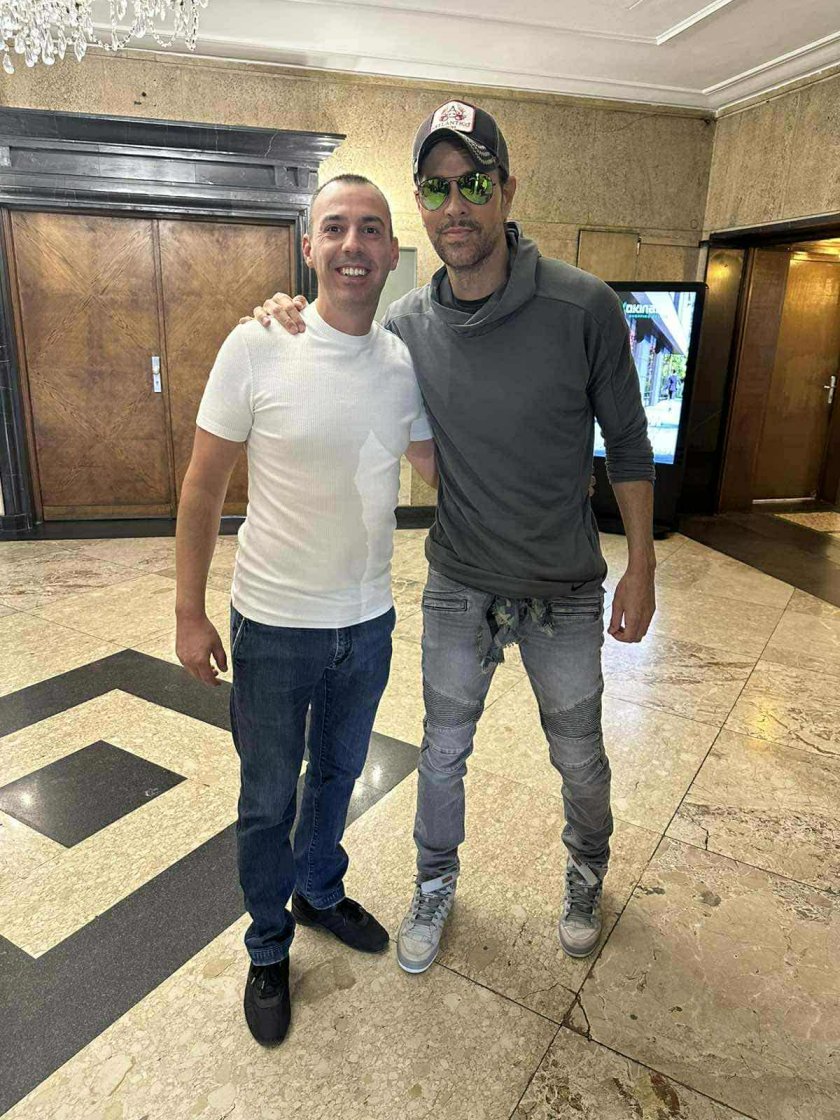 Латино звездата Енрике Иглесиас кацна в София малко след 18