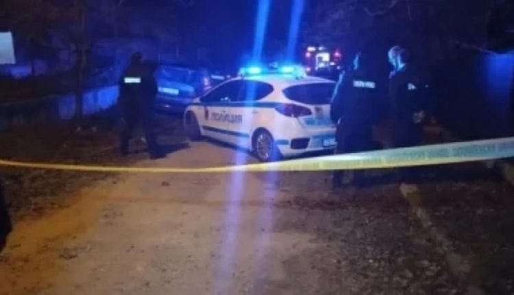 Мъж с психични отклонения уби съседа си в Белащица