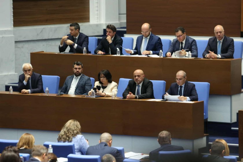 Депутатите гласуват петия вот на недоверие към кабинета "Желязков"