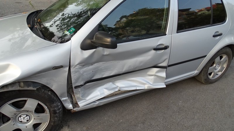 В района на КАТ: Пикап блъсна паркирани коли, четирима са пострадали