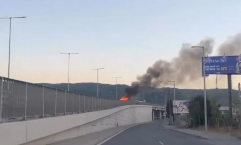 Кола пламна на Околовръстното в София 