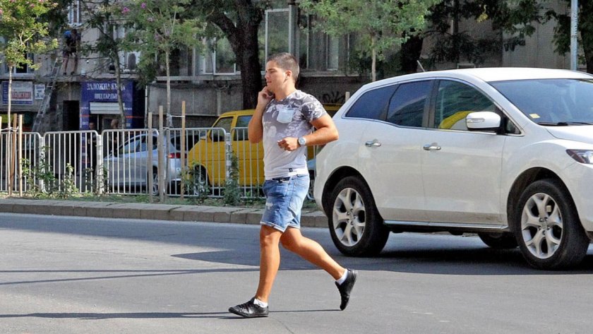 Говориш по телефона на "зебра" - 100 кинта глоба