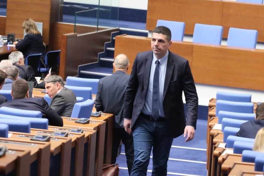 ДБ: Няма кворум, защото всички обикалят света 