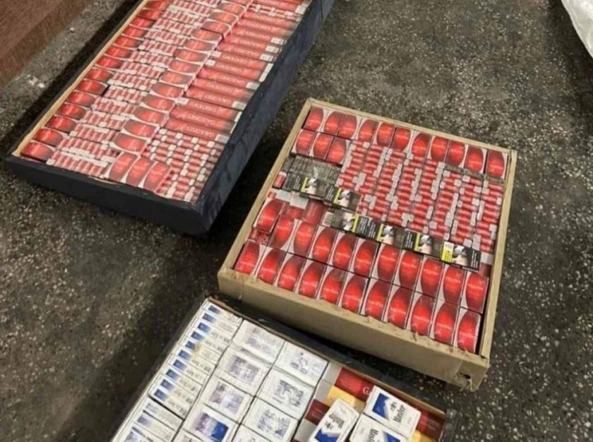 Спипаха огромно количество контрабандни цигари в камион за мебели (СНИМКИ)