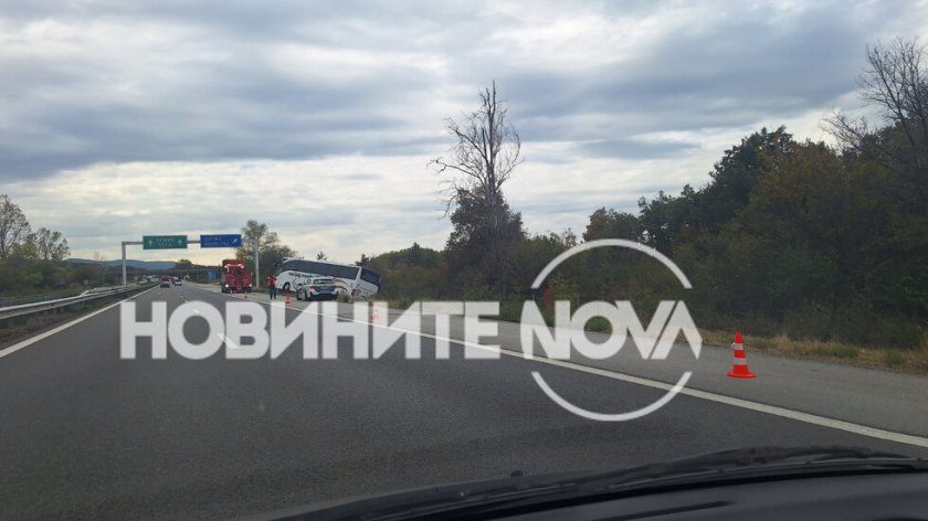 Турски автобус падна в канавка на магистрала „Тракия“
