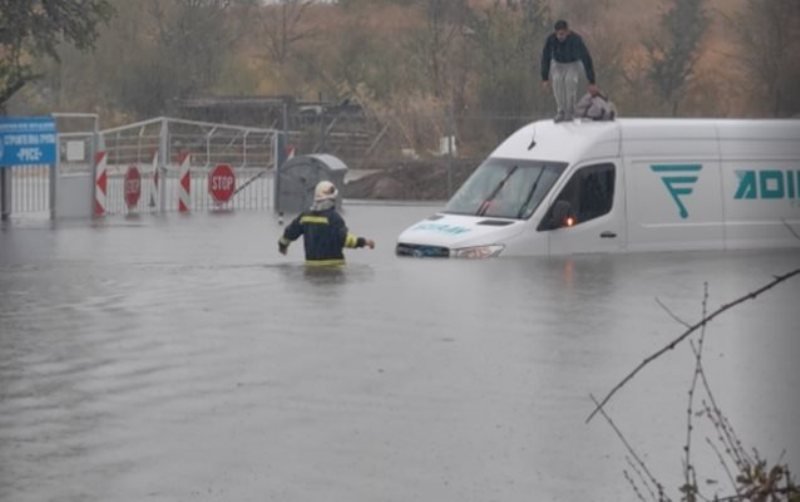Пожарникари в Русе спасиха чужденец от покрива на потънал бус