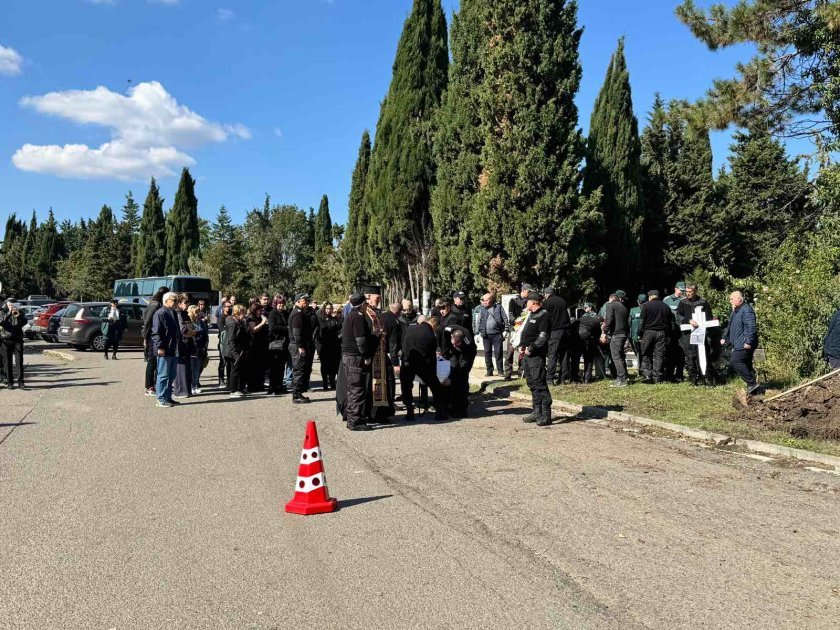С военни почести и медал за храброст изпратиха главен боцман Стефан Иванов (СНИМКИ)