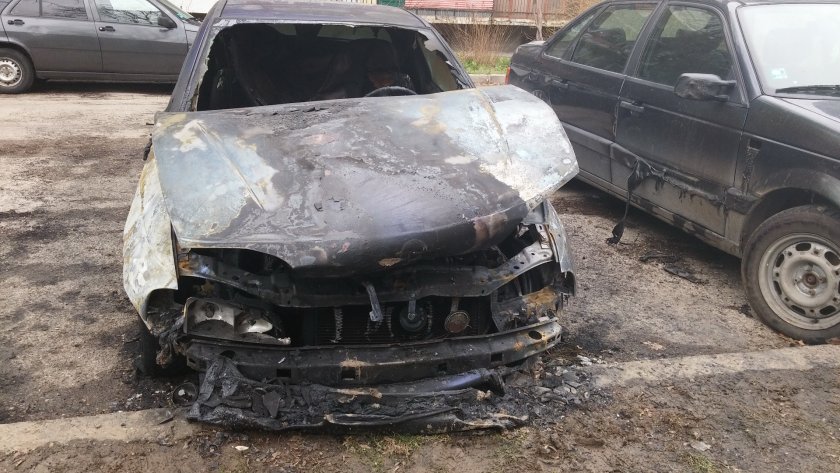 Автомобили изгоряха в Перник