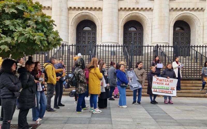 "Ние не мълчим": В София протестират срещу насилието над деца