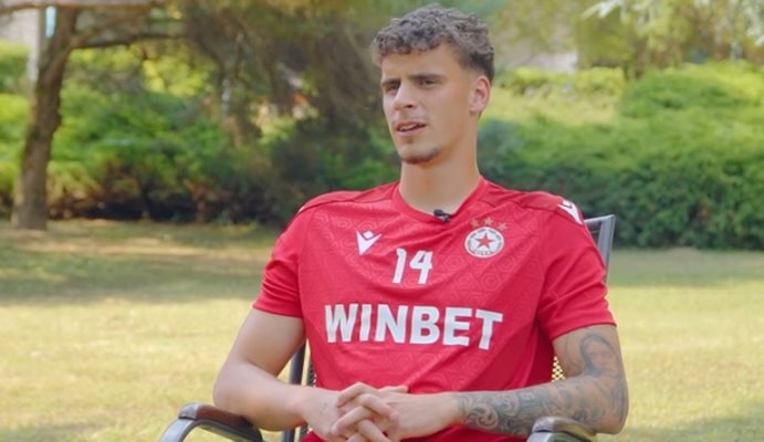 Янев оставя лентата на ръката на Теди Иванов