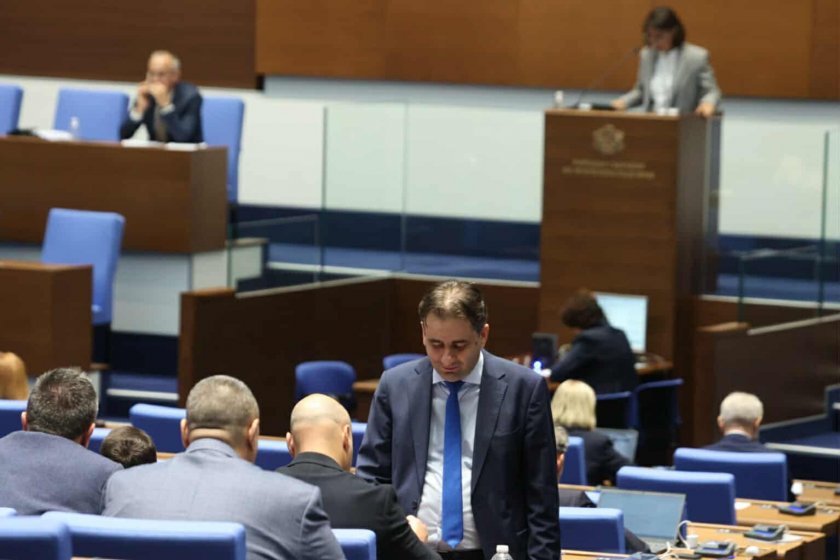 Депутатите отнемат и ДАР и ДАТО от Радев