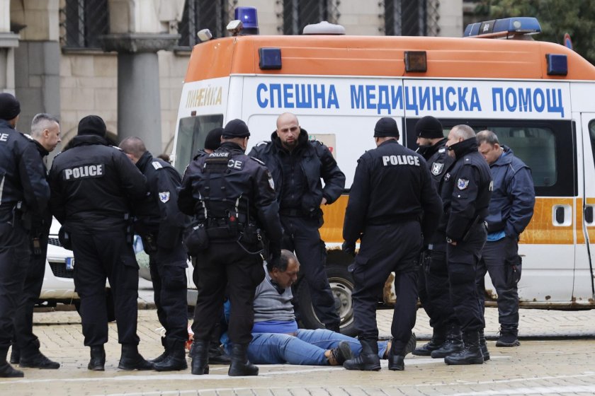 Мъж се опита да се самоубие в центъра на София!