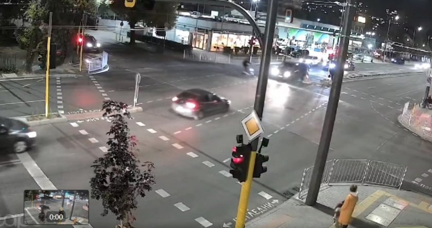 Тротинетка се удари в бус на столично кръстовище (ВИДЕО)