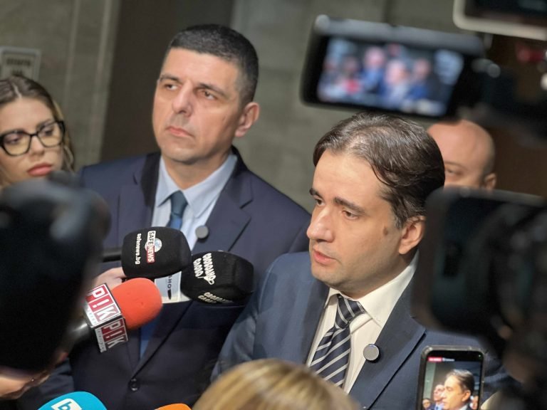 Божанов: Властта се е скрила на тъмно и разпределя порции