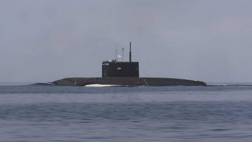 Руска подводница изплува край бреговете на Франция