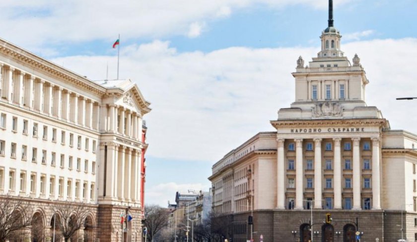 Работата на парламента днес е под въпрос след заканата на