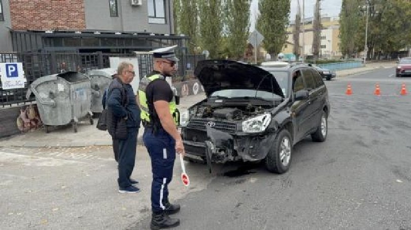 Джип удари автобус с деца в Хасково (СНИМКА)