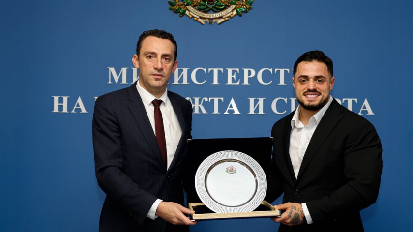 Министърът на младежта и спорта Иван Пешев връчи почетен плакет