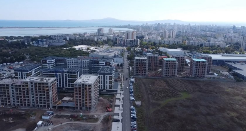Град за 10 000 души никне между два мола