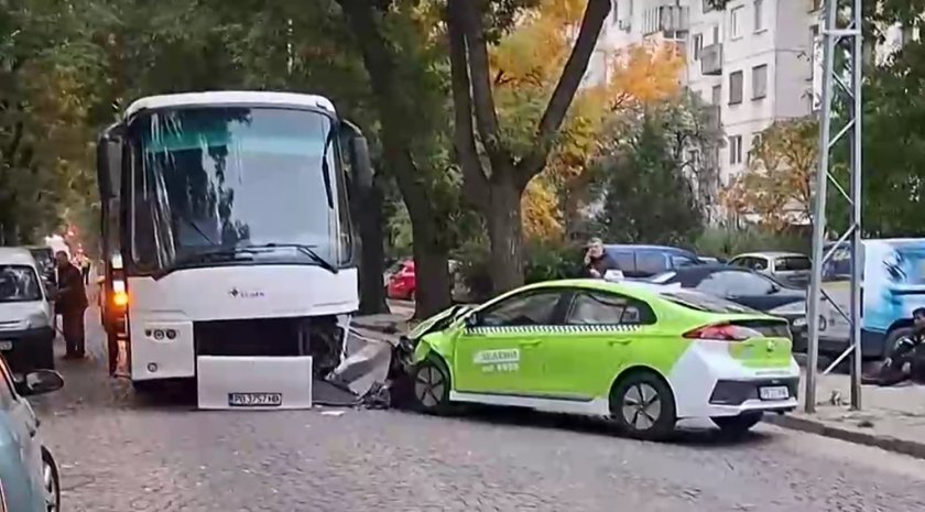 Катастрофа между автобус и такси в Пловдив