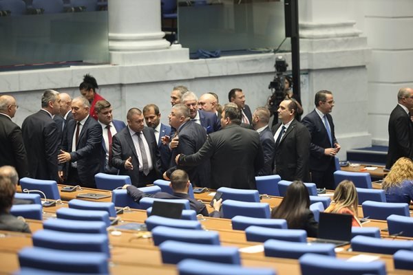 Председателят на парламента Наталия Киселова даде 15 минути почивка, за