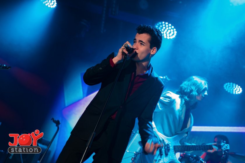 Младият изпълнител Антон Котас е едва на 16 години, но