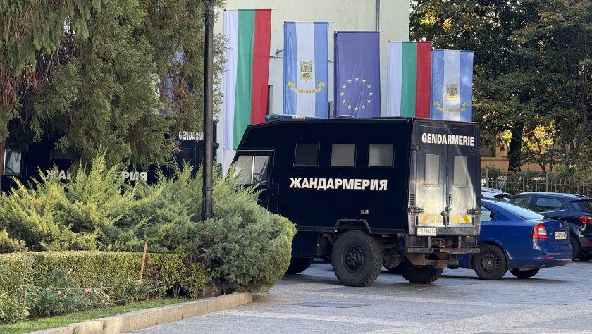 Жандармерия обгради сградата на Община Пловдив. Достъпът на граждани и