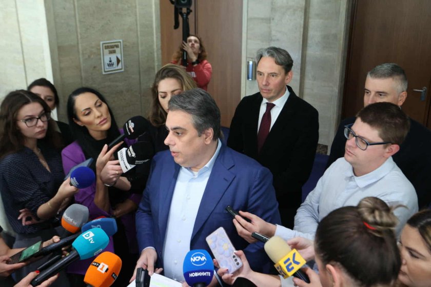 Асен Василев: Правителството излъга младите лекари