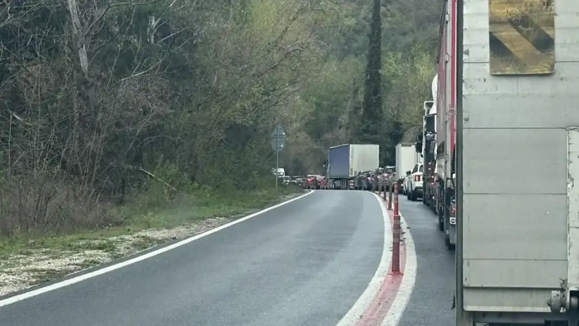 Внимание: Катастрофа блокира Кресненското дефиле