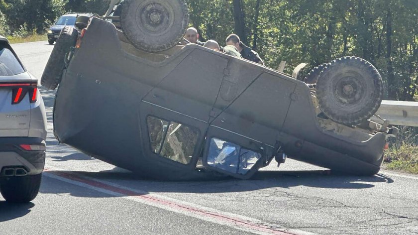 Военен джип се преобърна по таван в Прохода на Републиката,
