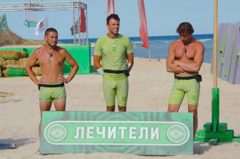 Капитанът на Лечителите Теодор-Чикагото и двамата му най-близки човека в