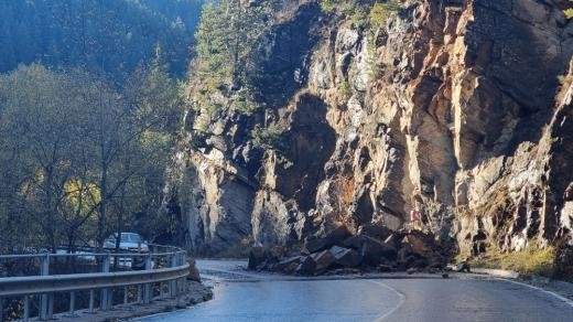 Внимание: Свлачище на пътя край Широка лъка