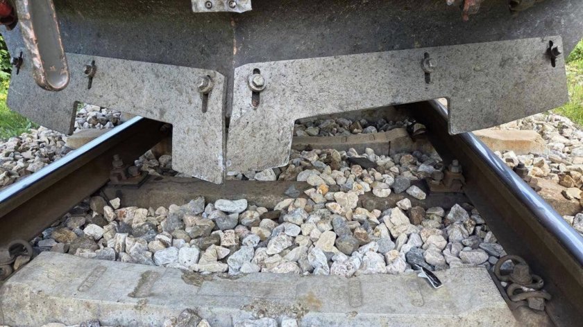 Влакове прегазиха двама в един час в двата края на България