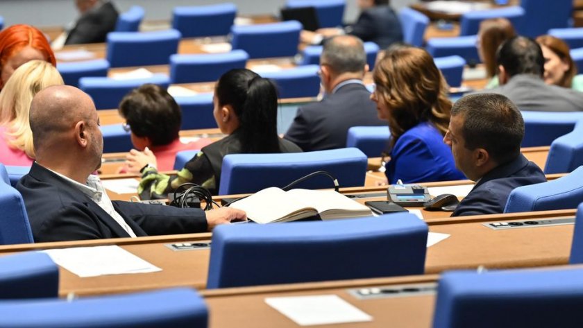 Парламентът отхвърли всички проекти за по-високи заплати на младите лекари