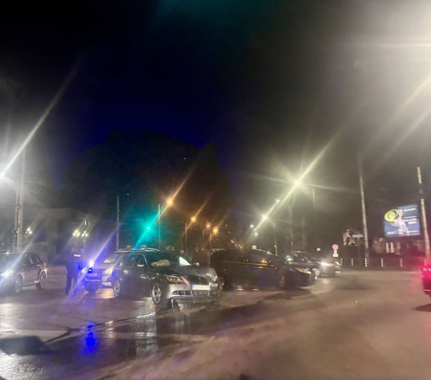 Първо в Lupa.bg: Катастрофа затапи ключово кръстовище в София