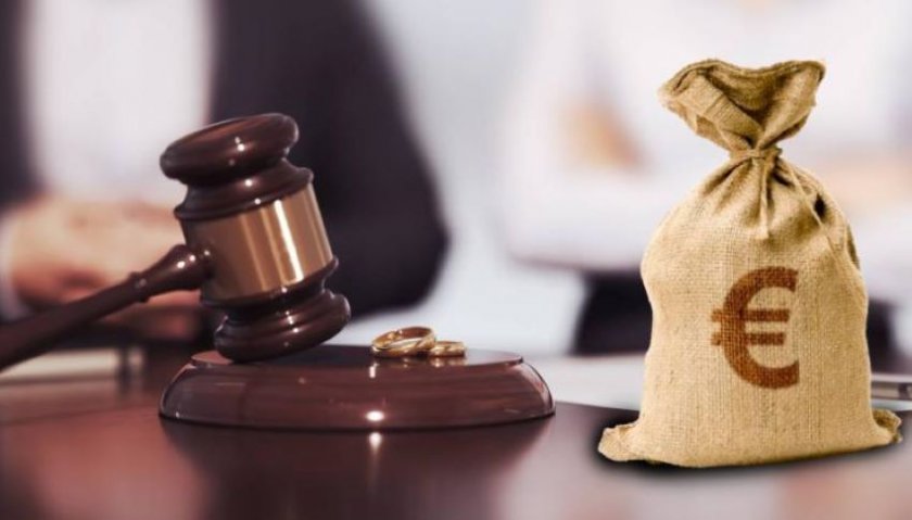 Жена съди съпруга си, записал я в телефона си "Дебеланка"