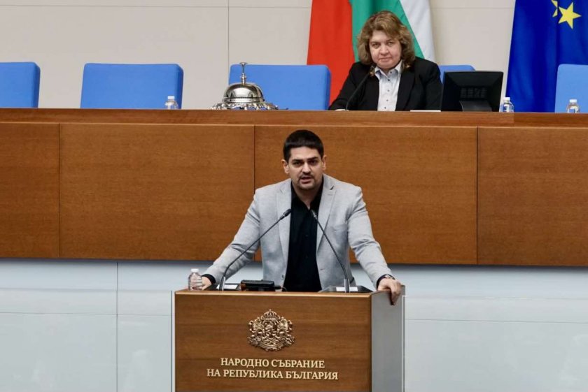 Радостин Василев за шефката на парламента: Смениха едно мюре с друго