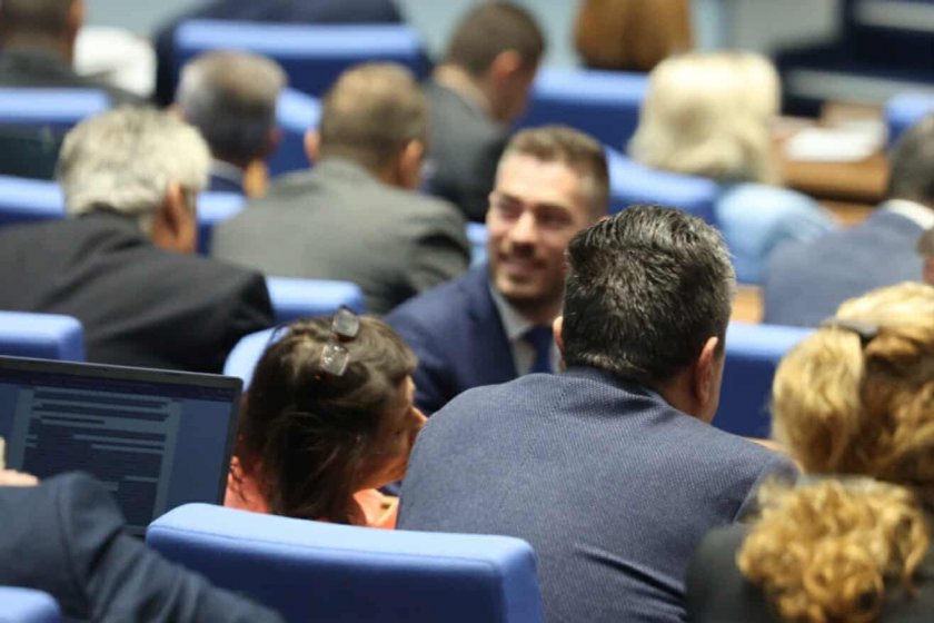 Депутатите обсъждат извънредно заплатите на младите лекари