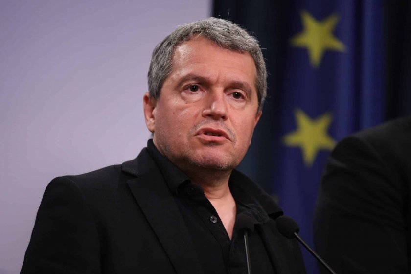 Министерство на културата се управлява не от министър Мариан Бачев,