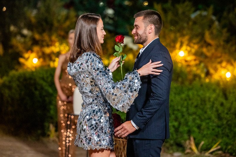 Виктор разрева плеймейтката Дениз в „Ергенът: Любов в рая“