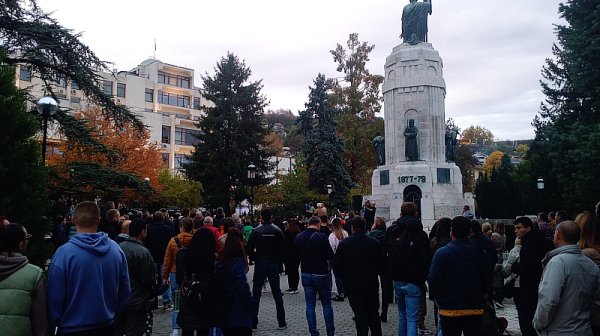Протест във Велико Търново пред "Майка България" заради мръсната вода в града